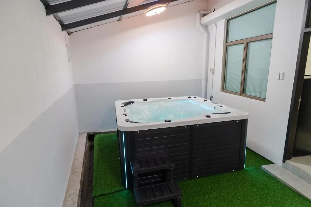 Villa Georgetown Elegant Golden Jacuzzi Ktv 5Br 16Pax E Ferienhaus George Town