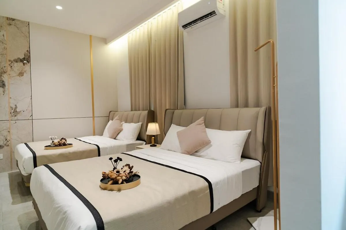 Villa Georgetown Elegant Golden Jacuzzi Ktv 5Br 16Pax E Ma­lay­sia